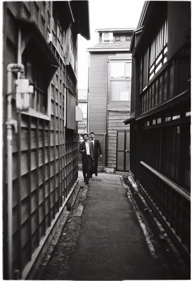 Alley: film photograph by Ben Enbom, Japan