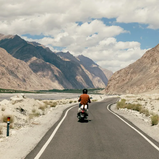 Karakoram road: digital photograph by Ben Enbom, India